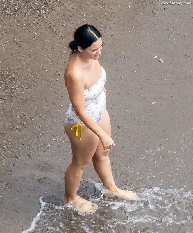 Katy Perry photo 2 of 1940