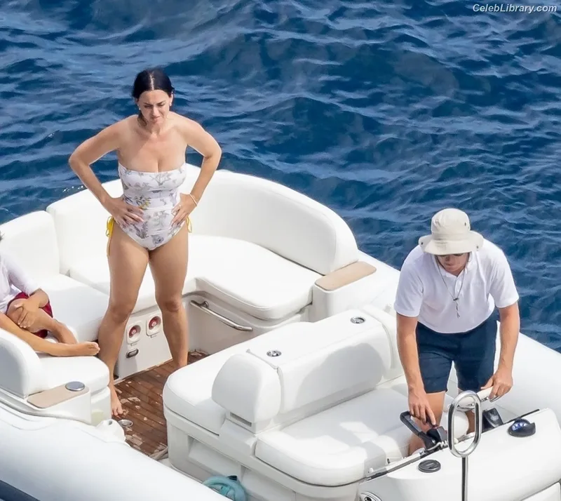 Katy Perry photo 13 of 1940