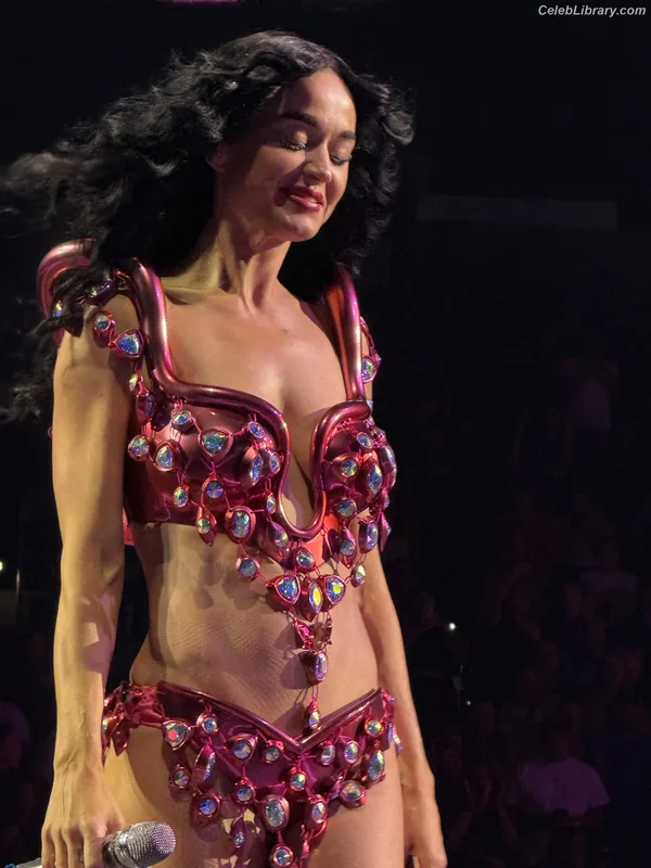 Katy Perry photo 3 of 1940