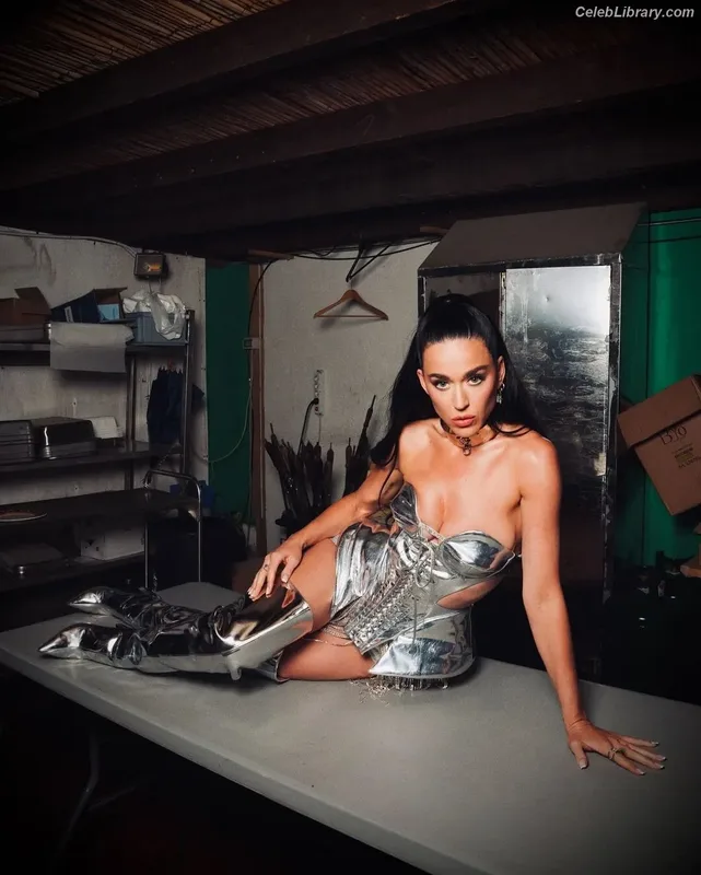 Katy Perry photo 17 of 1940