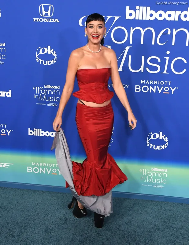 Katy Perry photo 11 of 1940