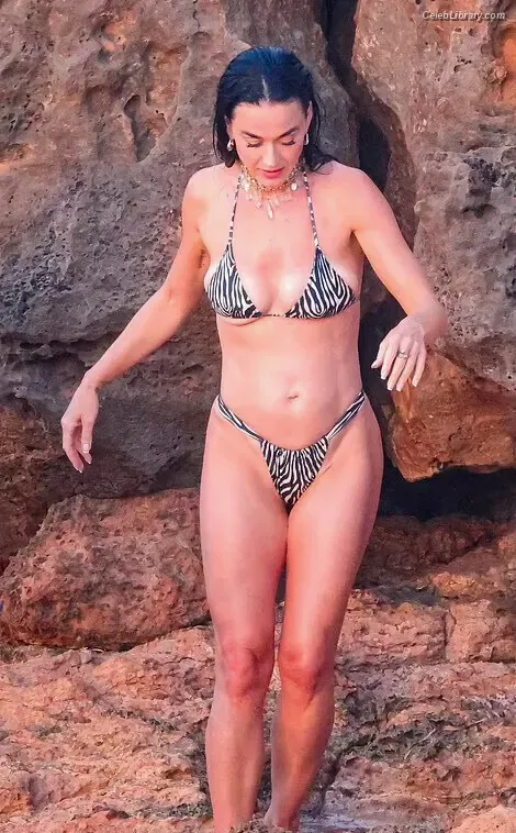 Katy Perry photo 10 of 1940