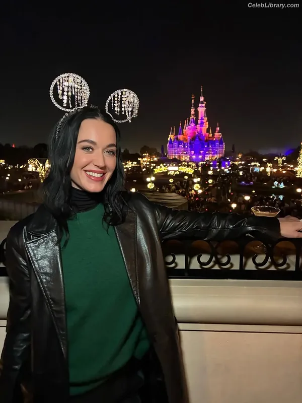 Katy Perry photo 13 of 1940