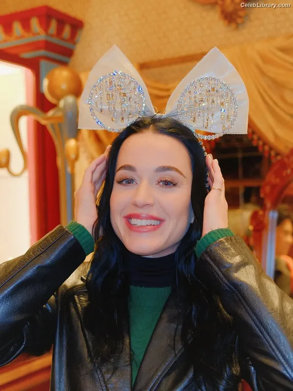 Katy Perry photo 14 of 1940