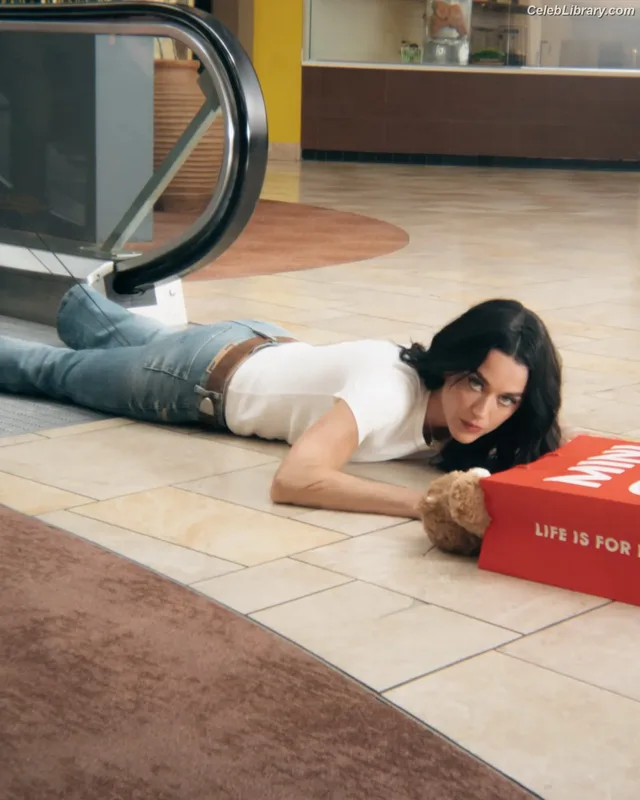 Katy Perry photo 13 of 1940