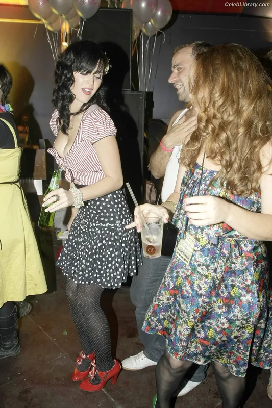 Katy Perry photo 3 of 1940