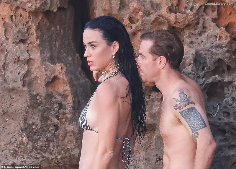 Katy Perry photo 24 of 1940