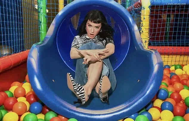Katy Perry photo 11 of 1940