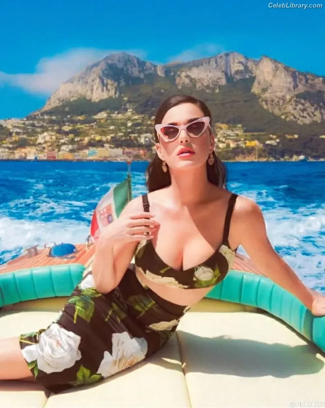 Katy Perry photo 16 of 1940