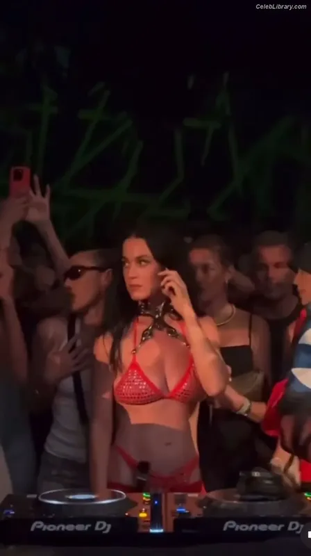 Katy Perry photo 5 of 1940