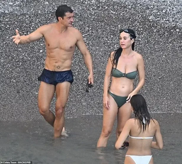 Katy Perry photo 14 of 1940