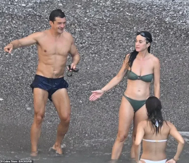 Katy Perry photo 15 of 1940