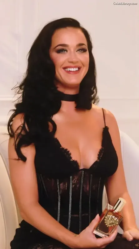 Katy Perry photo 3 of 1940