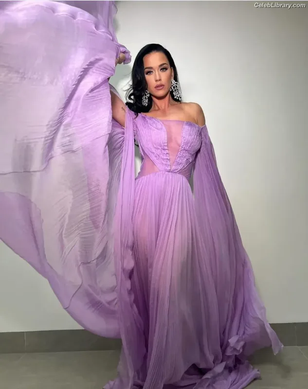 Katy Perry photo 1 of 1940