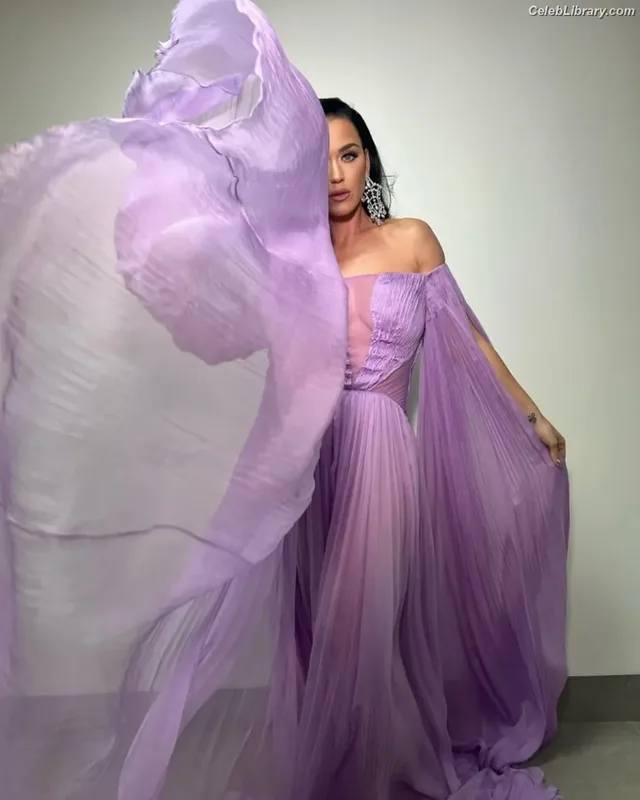 Katy Perry photo 2 of 1940