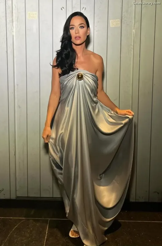Katy Perry photo 3 of 1940