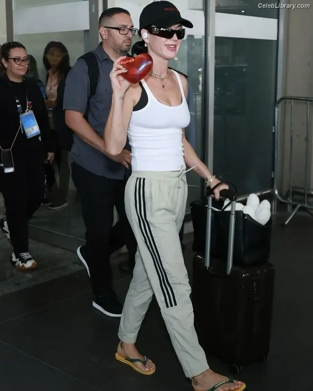 Katy Perry photo 18 of 1940