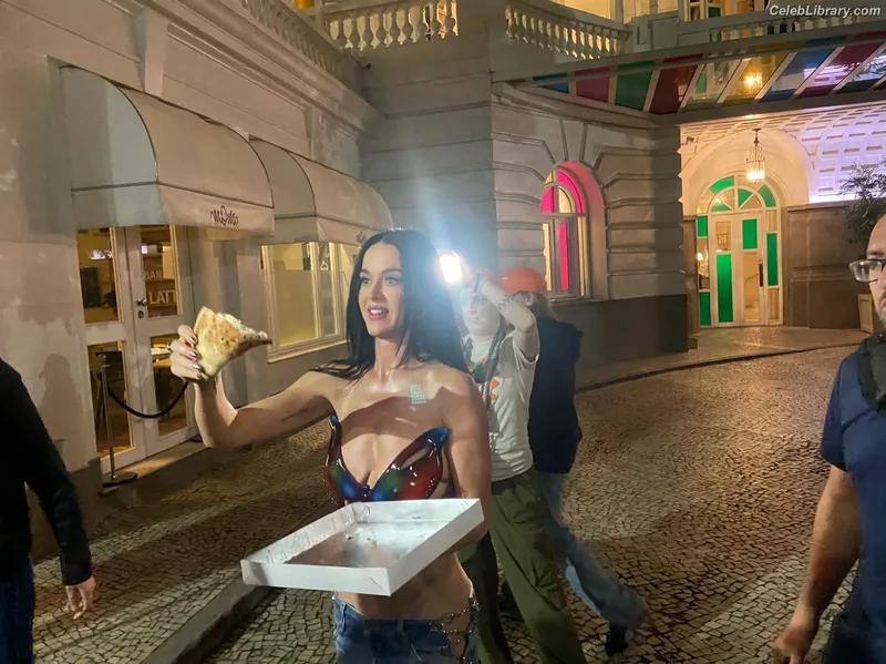 Katy Perry photo 1 of 1940