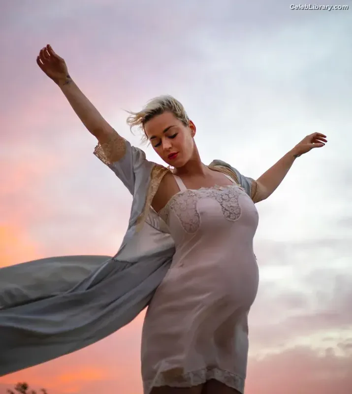 Katy Perry photo 18 of 1940