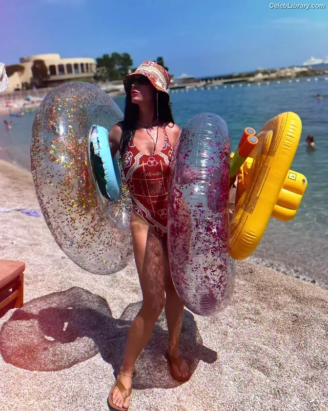 Katy Perry photo 21 of 1940