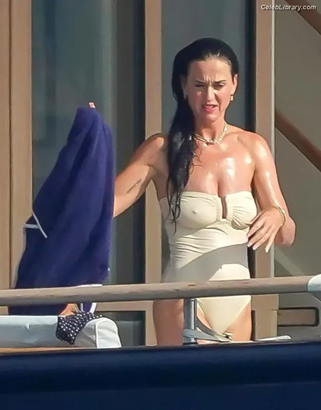 Katy Perry photo 24 of 1940