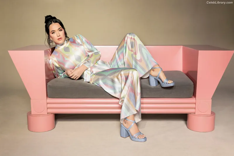 Katy Perry photo 10 of 1940