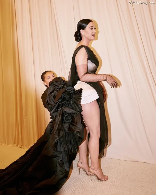 Katy Perry photo 12 of 1940