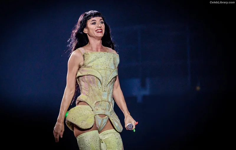 Katy Perry photo 4 of 1940