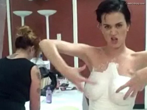 Katy Perry photo 12 of 1940