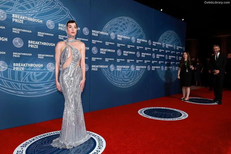Katy Perry photo 7 of 1940