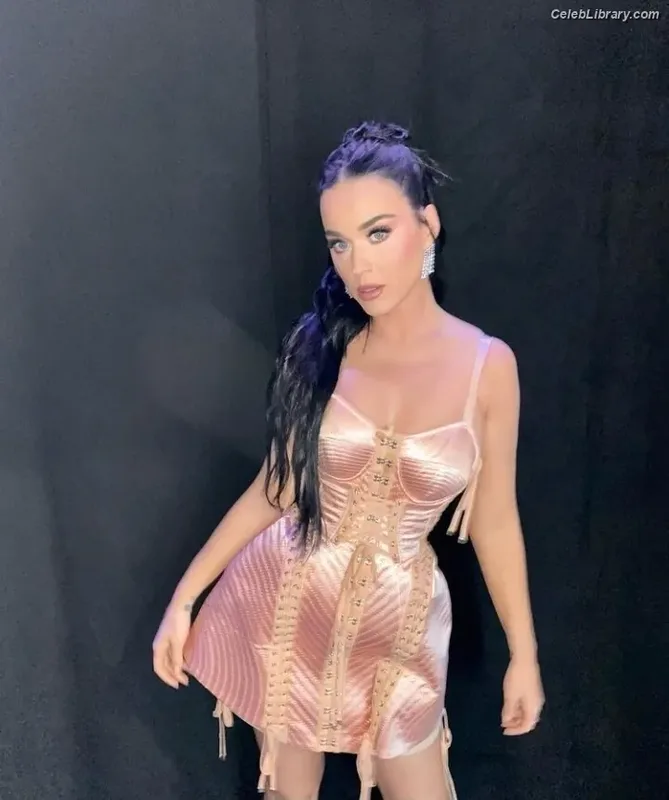 Katy Perry photo 18 of 1940