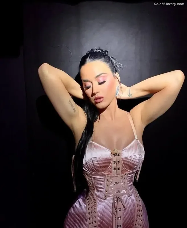 Katy Perry photo 19 of 1940