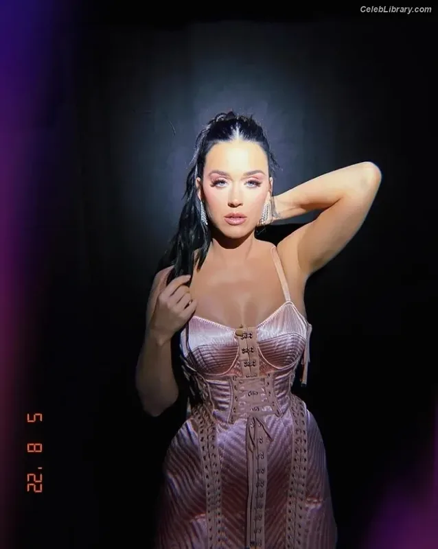 Katy Perry photo 20 of 1940