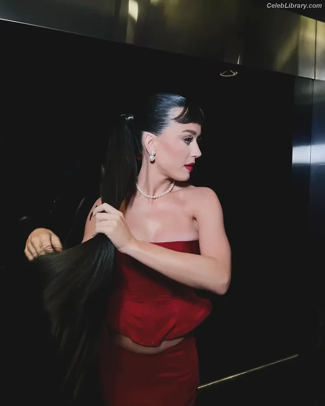Katy Perry photo 4 of 1940