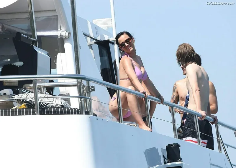 Katy Perry photo 15 of 1940