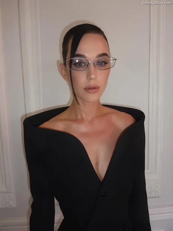 Katy Perry photo 9 of 1940