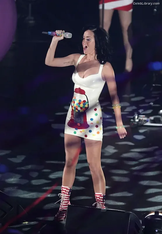 Katy Perry photo 21 of 1940
