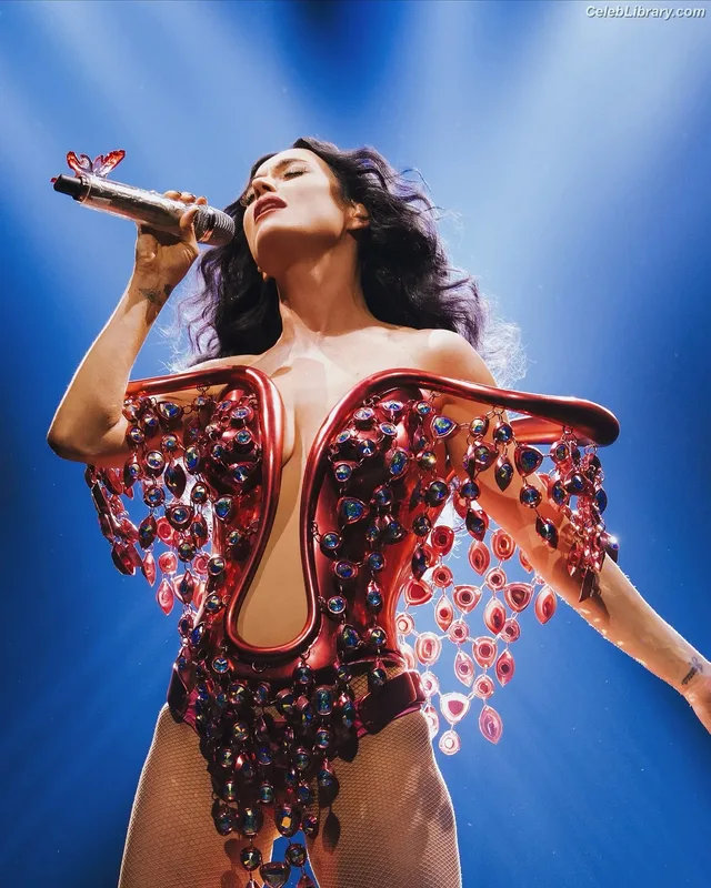 Katy Perry photo 24 of 1940