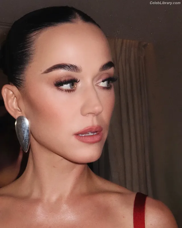 Katy Perry photo 10 of 1940