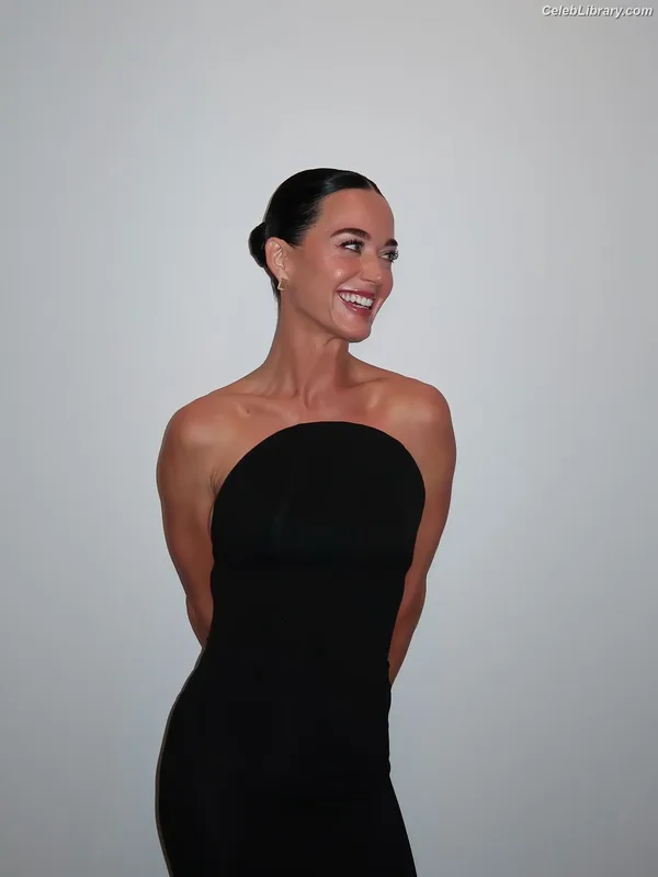 Katy Perry photo 13 of 1940