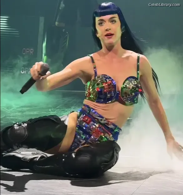 Katy Perry photo 1 of 1940