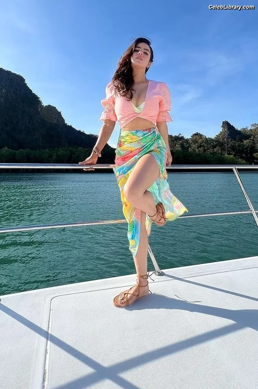 Kavya Thapar photo 3 of 22