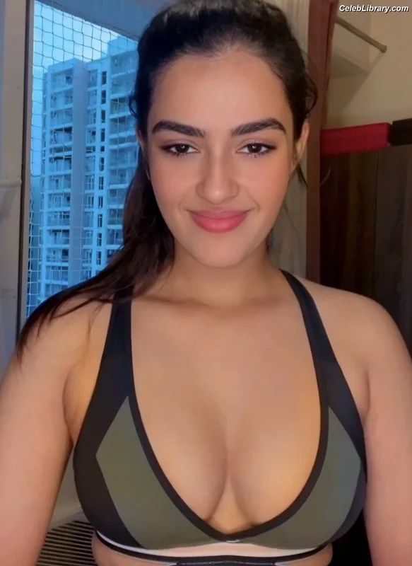 Kavya Thapar photo 13 of 22