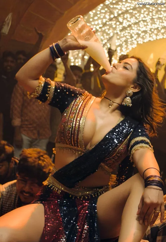 Kavya Thapar photo 1 of 22