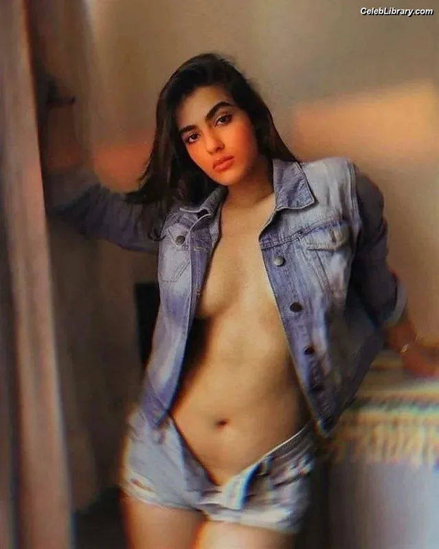 Kavya Thapar photo 16 of 22
