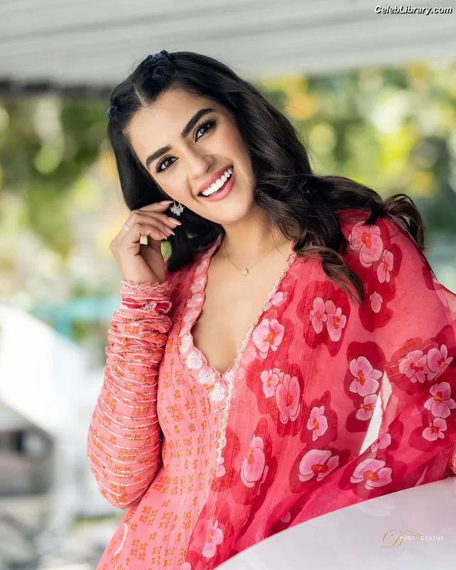 Kavya Thapar photo 19 of 22