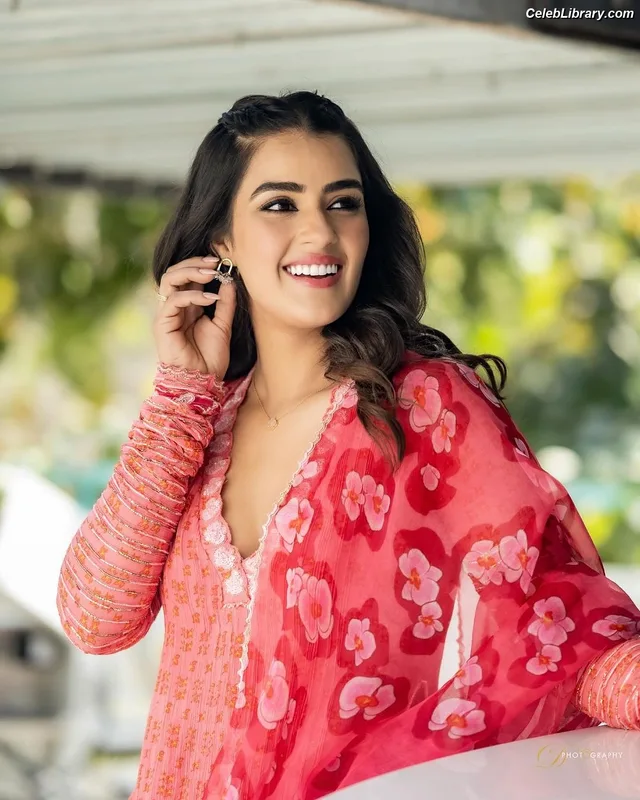 Kavya Thapar photo 20 of 22