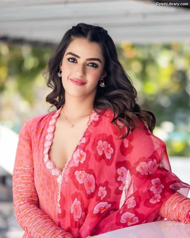 Kavya Thapar photo 21 of 22