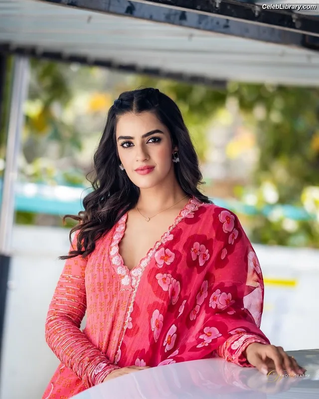 Kavya Thapar photo 22 of 22