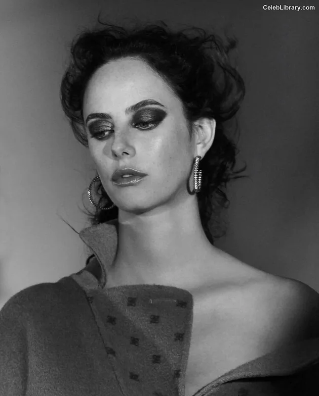 Kaya Scodelario photo 2 of 271